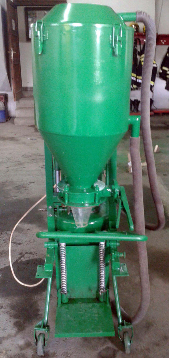 Uređaj za punjenje i praznjenje vatrogasnih aparata sa prahom