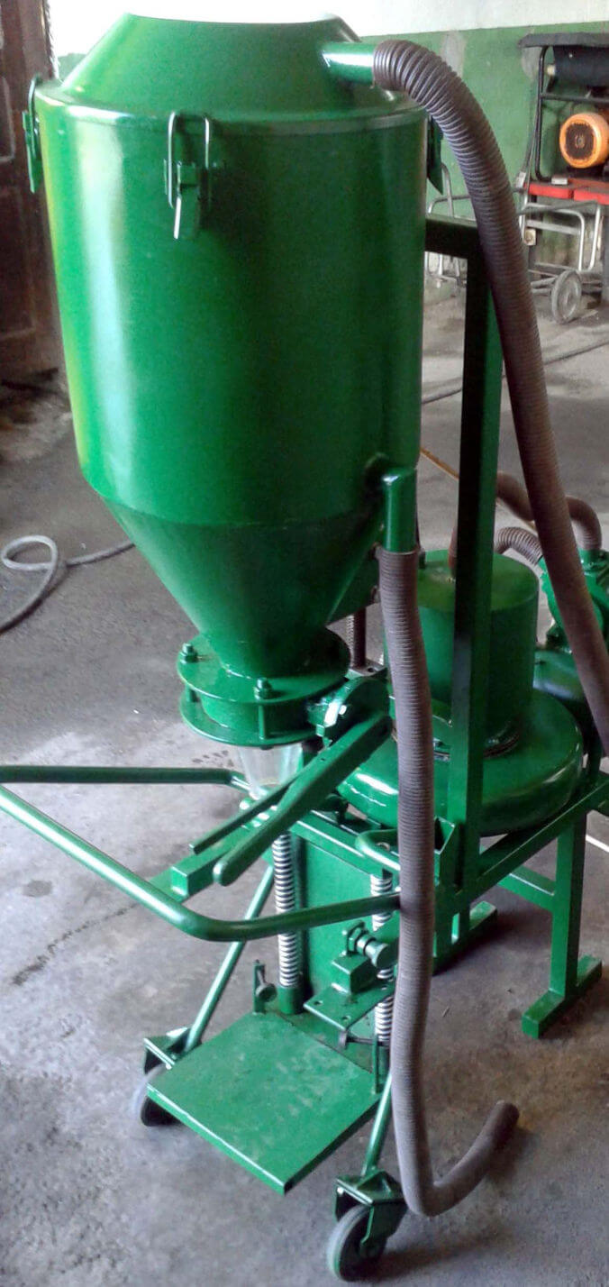 Uređaj za punjenje i praznjenje vatrogasnih aparata sa prahom